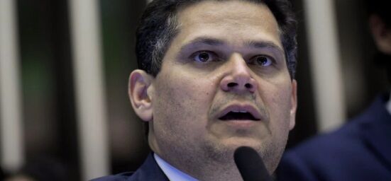 ARROGANTE TRAIDOR DA NAÇÃO - Alcolumbre barra impeachment: “Nem com 81 assinaturas”

