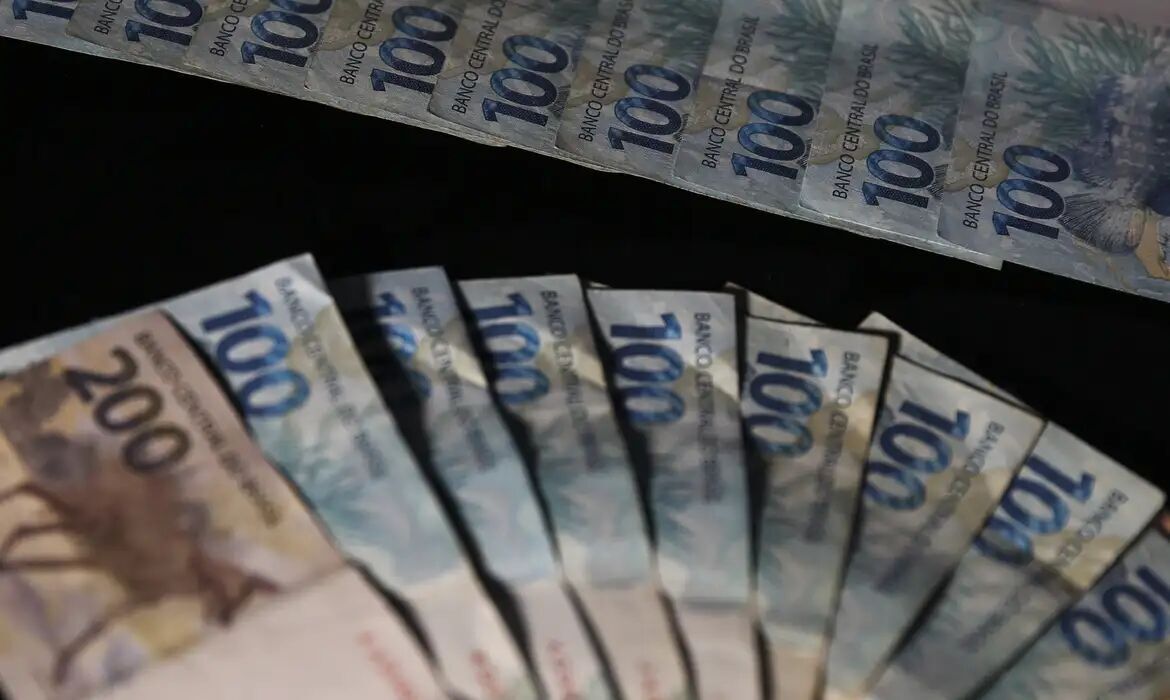 CRISE E INSEGURANÇA FINANCEIRA - Saques da poupança superam depósitos em R$ 6,25 bilhões em julho

