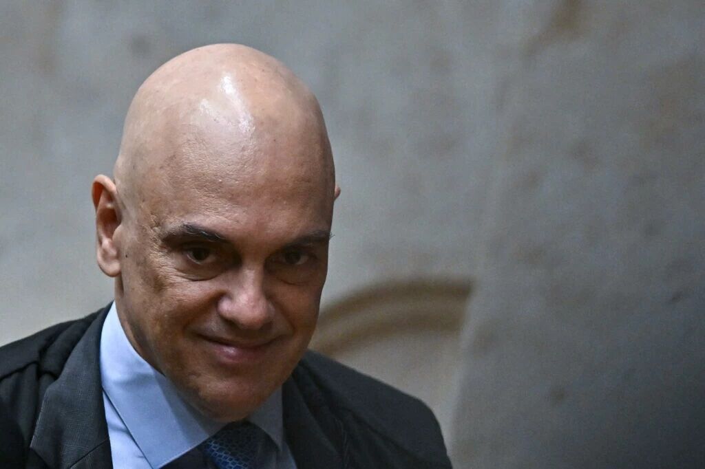 FLEXIONA AS TIRANIAS - Moraes decide que Bolsonaro informe internação em até 24h