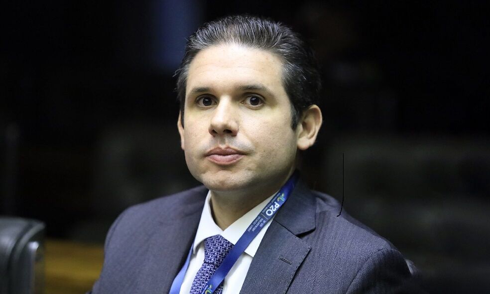 FRACO DE RABO-PRESO - Brasil vive momento "atípico" e há uma crise entre Poderes, diz Hugo 

