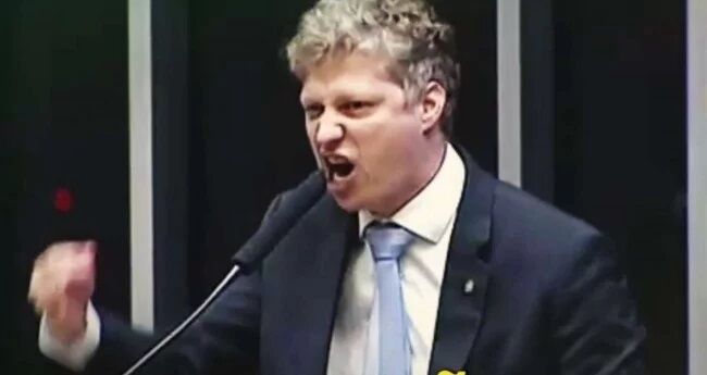 GUERRA POLÍTICA - Marcel van Hattem confronta líder do governo em discurso sobre Lula na Câmara; veja vídeo 
