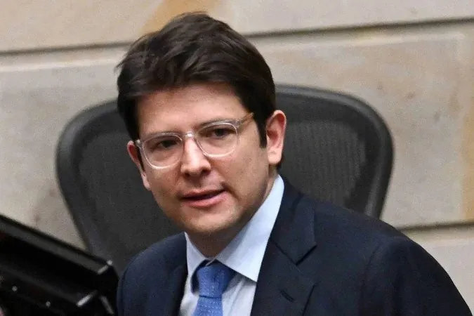 MALDITA ESQUERDA COMEMORA - Morre Miguel Uribe, pré-candidato à presidência baleado na Colômbia

