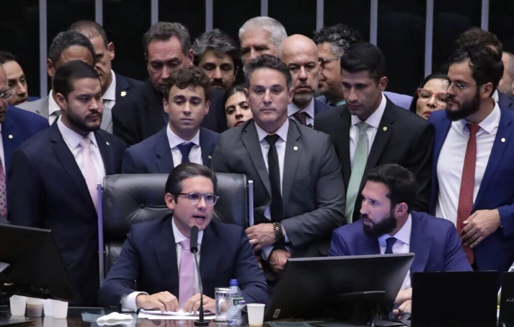 AGRESSORA PETISTA PROTEGIDA - Acusada de agredir Nikolas fica fora da lista de denunciados

