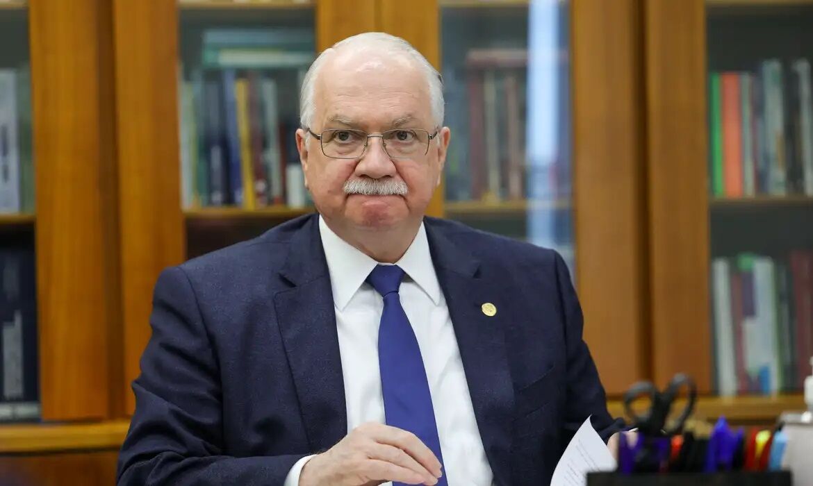 DUPLA INFERNAL - Edson Fachin é eleito presidente do STF; Moraes será o vice