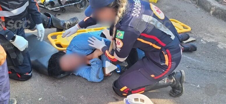 Mãe e filho ficam gravemente feridos em colisão com caminhão no bairro São Francisco