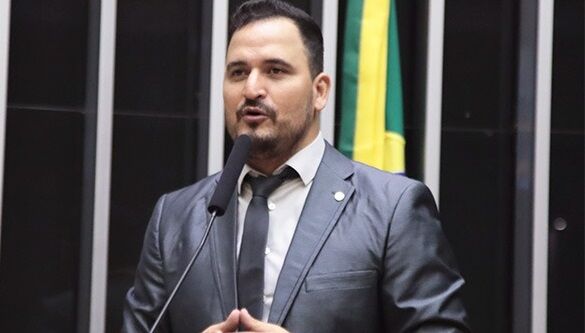 MAIS UM DEMAGOGO - Deputado Federal Rafael Fera Abre Mão de Plano de Saúde da Câmara e Defende Atendimento Exclusivo pelo SUS


