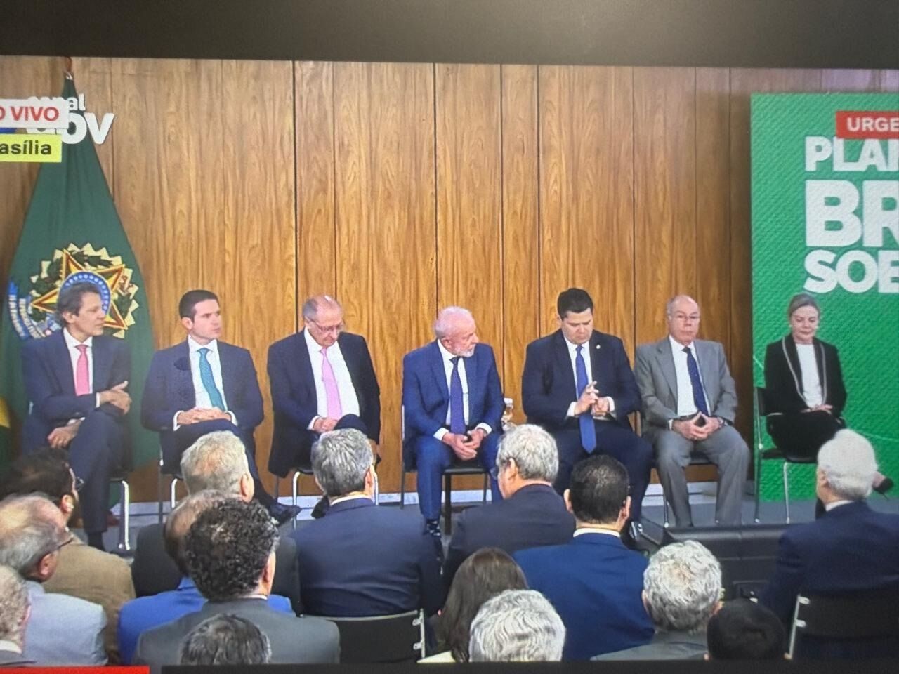 SEM PLATEIA, NA 'SALINHA' DA IMPRENSA - Governo faz evento tímido para anúncio de pacote de ajuda aos exportadores