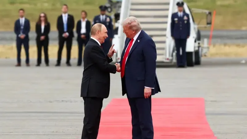 RÚSSIA QUER 20% DA UCRÂNIA - Trump e Putin apertam mãos no Alasca: o que esperar de encontro nesta sexta
