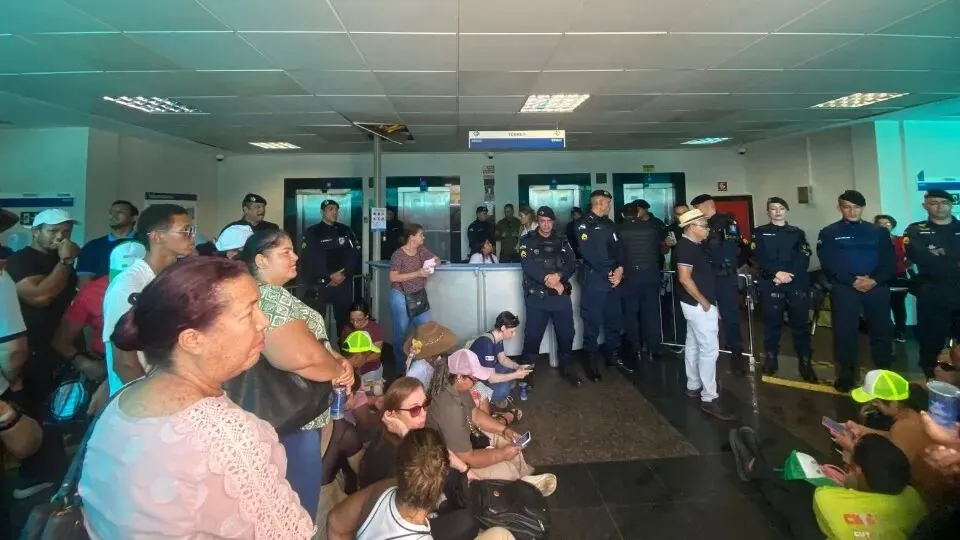 SINDICATO ARROCHA O ROCHA - Servidores da educação ocupam prédio da Seduc e exigem valorização profissional
