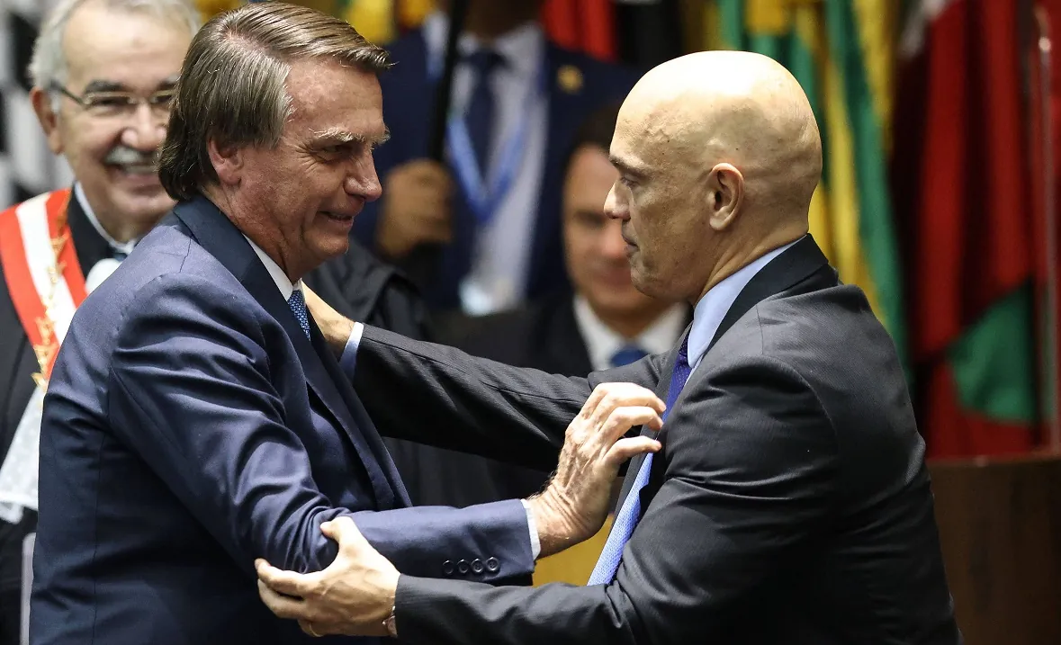 MAIS ODIADO CONTRA O MAIS AMADO - Mensagens no celular de Bolsonaro elevam risco de prisão preventiva, avalia Moraes
