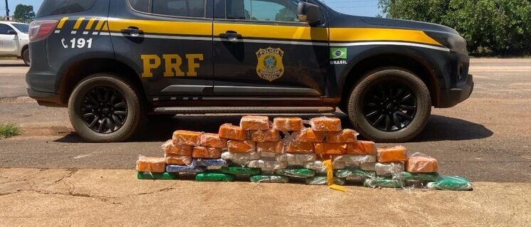 TRAFICANTE EM FUGA - PRF em Rondônia apreende 43 tabletes de pasta base de cocaína 

