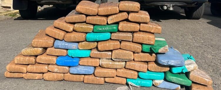 TRÁFICO ENDÊMICO - Suspeitos de tráfico se envolvem em colisão e são detidos com 62 Kg de maconha em Caruaru

 