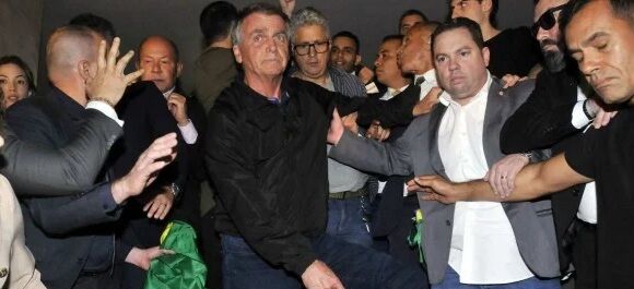LOUCURA DEMONÍACA - PF pede policiais dentro da casa de Bolsonaro para evitar fuga