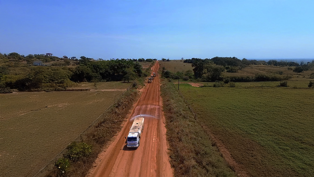 ENCASCALHAMENTO E PATROLAMENTO - Duas frentes de serviço avançam na manutenção de 180 km da RO-420, de Nova Mamoré a Buritis


