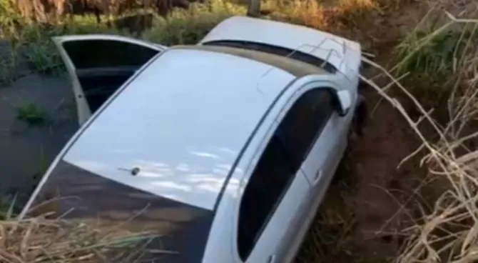 CARRO DENTRO DO RIACHO - Acidente na área rural de Ji-Paraná envolve duas crianças na manhã desta sexta-feira 
