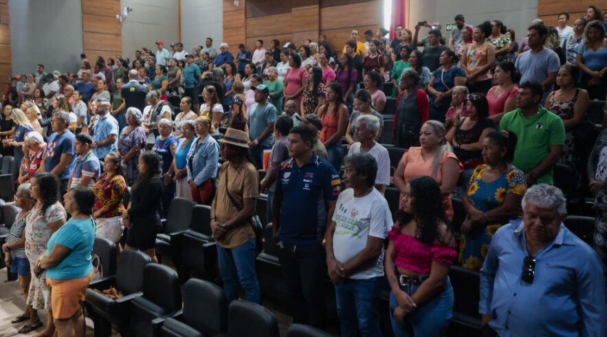Prefeitura de Porto Velho entrega escritura para famílias contempladas pela regularização fundiária