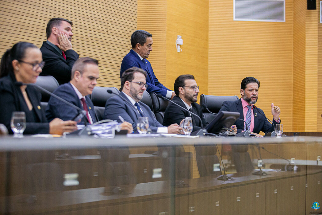 ESTADO CRESCE E SUFOCA CIDADÃO - Assembleia aprova reestruturação de cargos e novas vagas no MPRO

