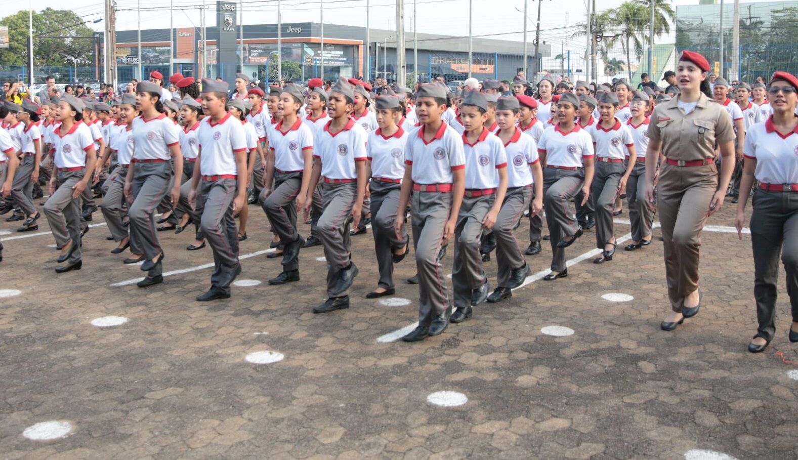 Colégio Tiradentes realizou desfile da Independência na Avenida Tiradentes em Porto Velho