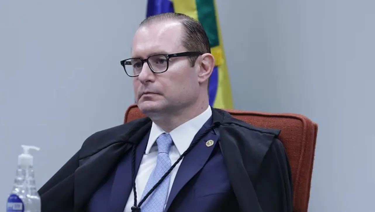 TEATRO DO FIM DO MUNDO - Zanin acata pedido de Moraes e julgamento de Bolsonaro sobre golpe terá sessões na quinta

