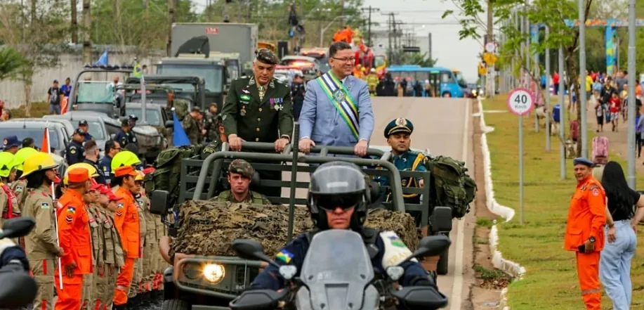 7 DE SETEMBRO - Marcos Rocha abriu o desfile para o aplauso de 6 mil pessoas em Porto Velho

