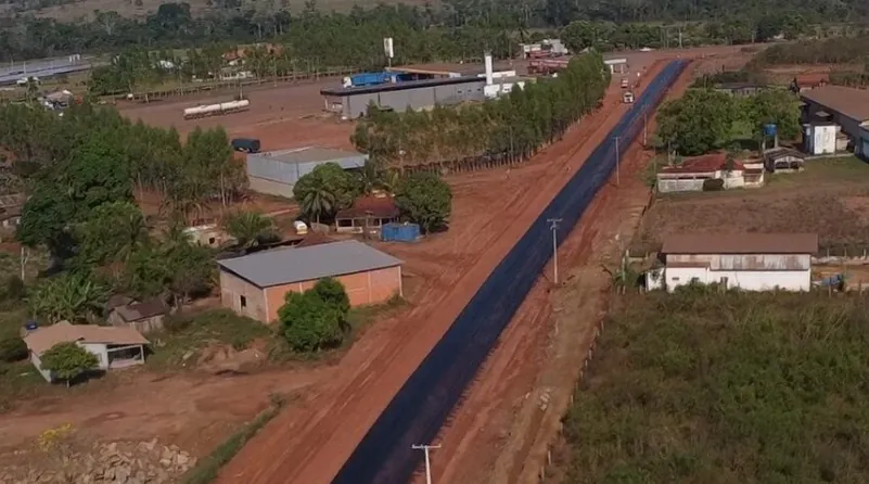 INFRAESTRUTURA - Obras de pavimentação do governo de RO seguem avançadas na RO-383, no distrito de Riozinho, em Cacoal