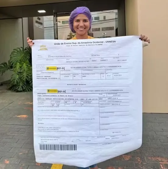 SONHO REALIZADO - Estudante de Medicina é surpreendida com ‘boleto gigante’ ao quitar última mensalidade em RO