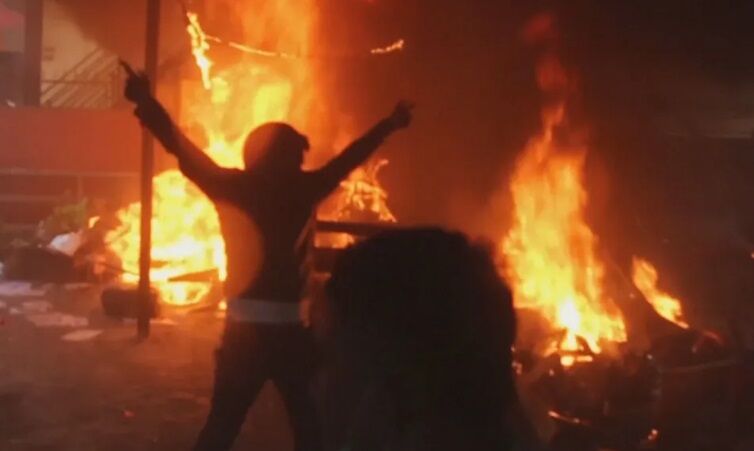 TIRANOS CASTIGADOS - Esposa de ex-premiê do Nepal é queimada viva em protestos contra o governo