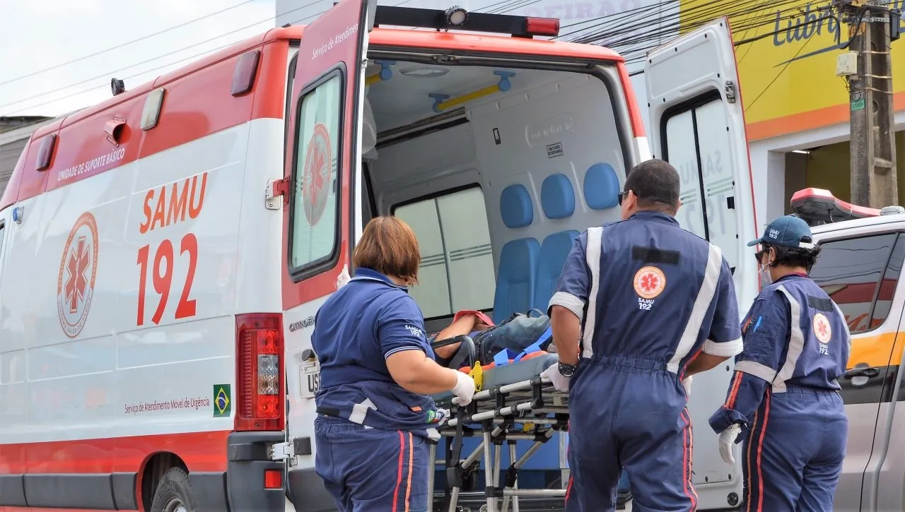 NA CAPITAL - Colisão e atropelamento deixam homem e mulher feridos na Avenida Mamoré, Porto Velho