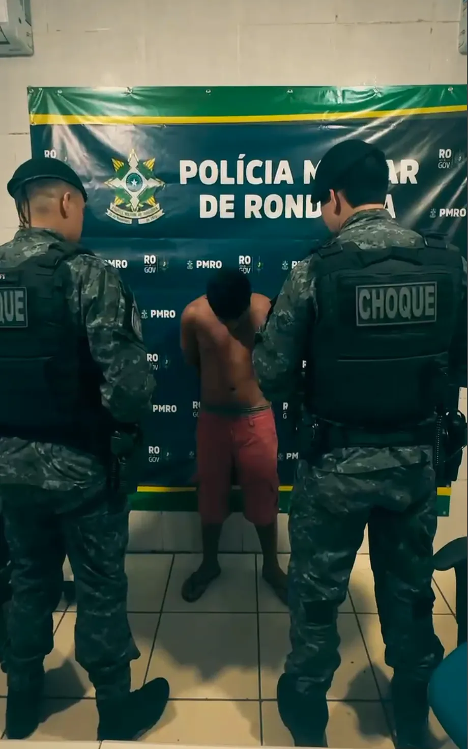 'BOQUEIRO' PRESO EM FLAGRANTE - Suspeito até tentou fugir, mas PM o prendeu com drogas que comercializava na Capital
