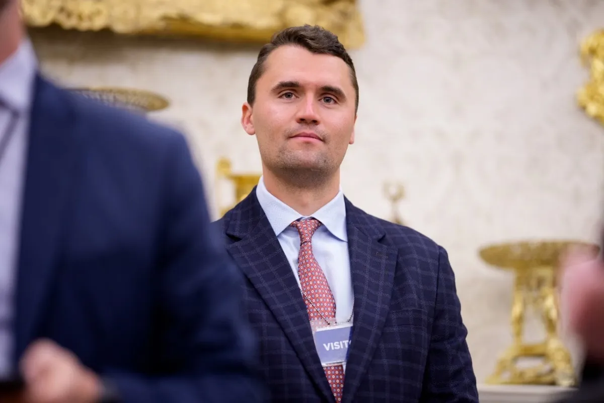 CASO CHOCOU A AMÉRICA - FBI divulga foto de suspeito de envolvimento na morte de Charlie Kirk

