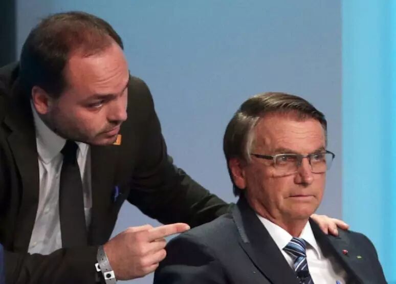 APÓS JULGAMENTO - Carlos culpa Mauro Cid pela condenação de Bolsonaro: 'Parabéns pelo que fez'