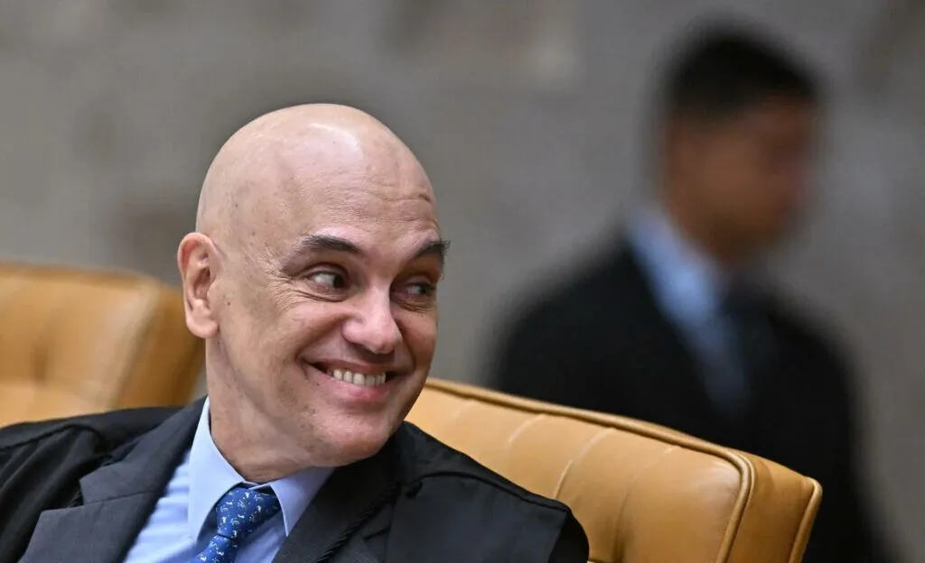 O GOZO DO TIRANO - Moraes diz que voto de Fux quase o fez perder jogo do Corinthians

