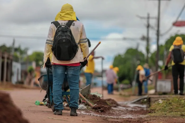 PREVENÇÃO ÀS ALAGAÇÕES - Prefeitura intensifica limpeza do sistema de drenagem e pede apoio da população para evitar alagamentos

