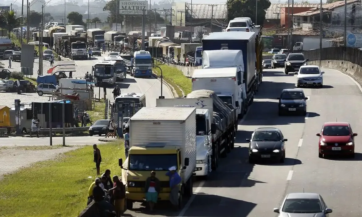 CARREGANDO O BRASIL NA CARROCERIA - Dia Nacional do Caminhoneiro lembra importância da categoria

