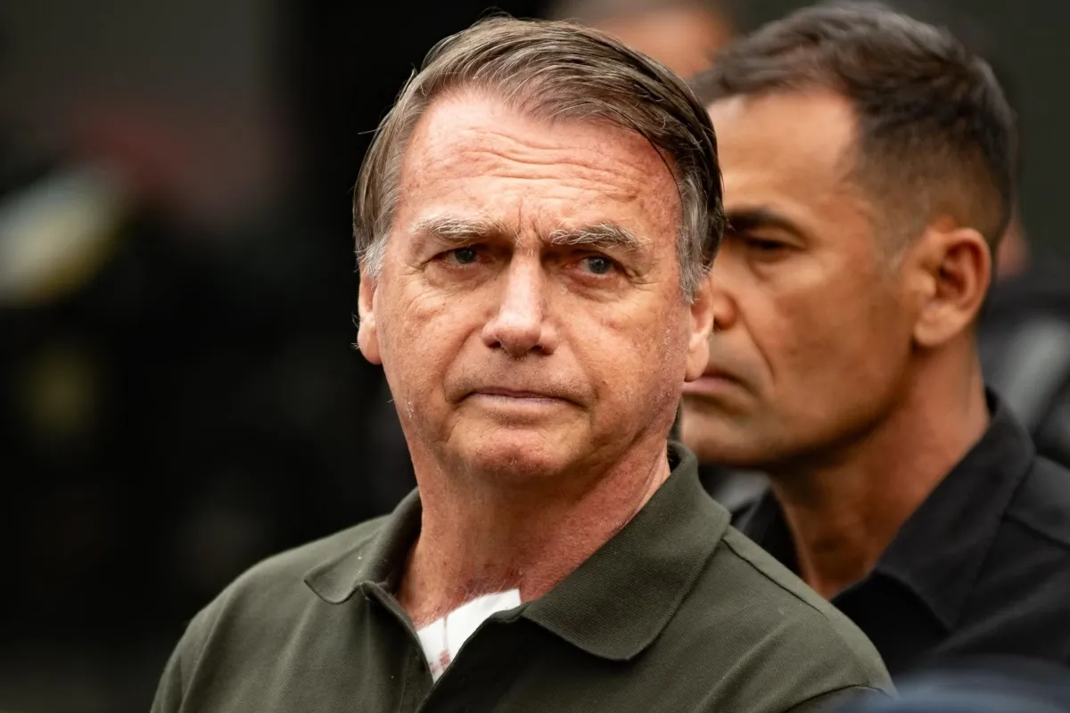 URGENTE! - Bolsonaro passa mal e é levado às pressas ao hospital; vômitos e soluços  
