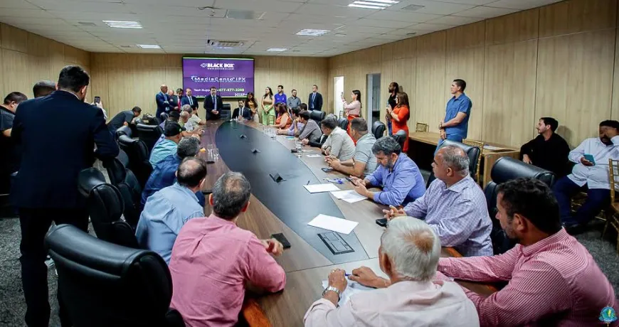 DE PIRES NAS MÃOS - Assembleia Legislativa recebe comitiva com mais de 20 prefeitos de Rondônia

