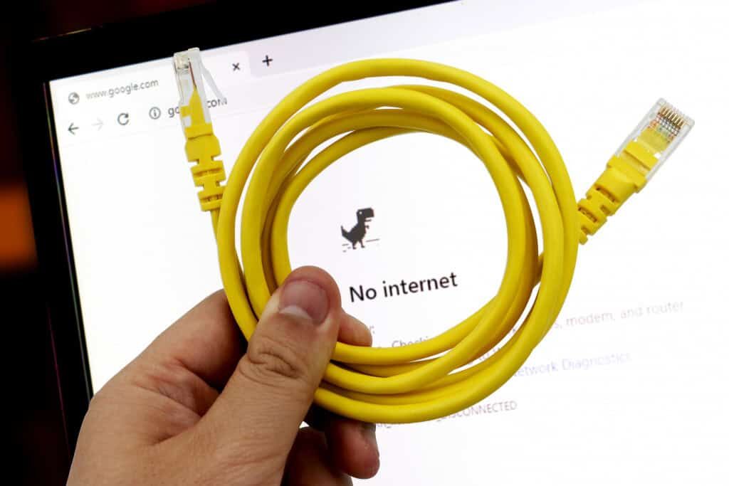 SEM CONEXÃO, SÓ ESCURIDÃO - Mais da metade dos brasileiros já deixou de estudar por falta de internet, revela pesquisa

