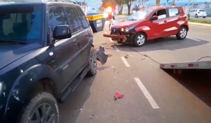 BATEU E FUGIU - Motorista abandona veículo após acidente na Avenida Rio Madeira, em Porto Velho