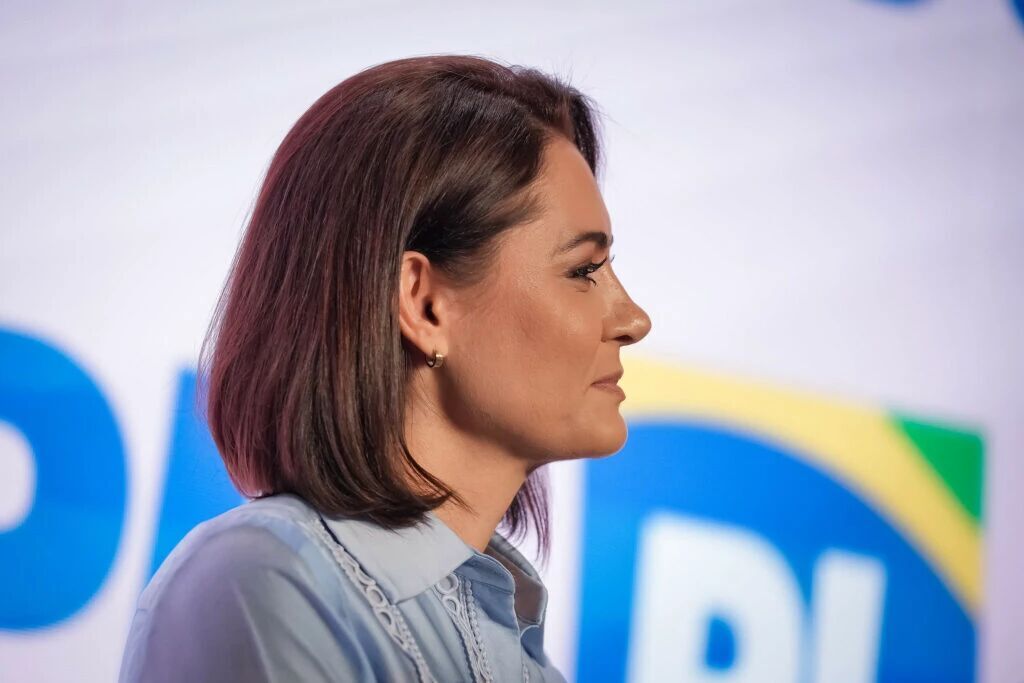 "ME ERGUER COMO LEOA" - Firme e confiante Michele se prepara para disputar as eleições de 2026 
