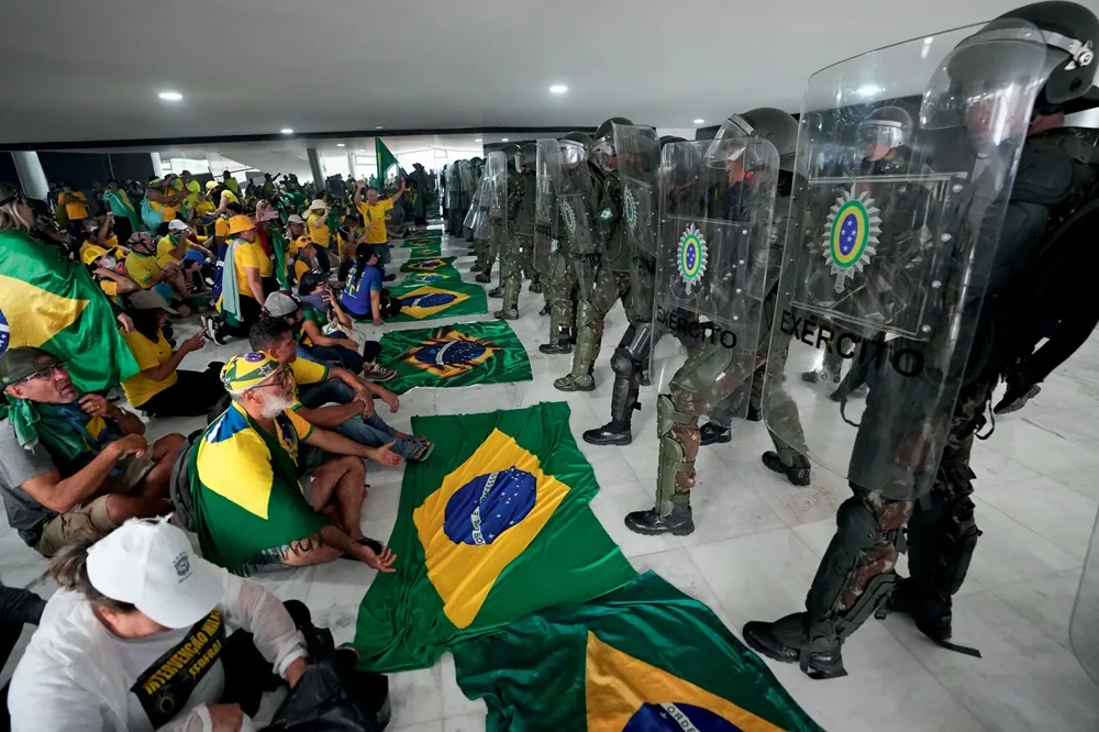 TORTURA E AGRESSÕES - Abusos no “8 de janeiro”: advogados entregam relatórios a Paulinho da Força; A VERDADE
