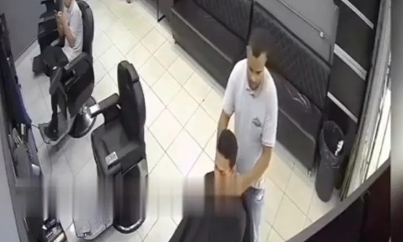 TUDO FILMADO - Barbeiro é executado por pistoleiro misterioso durante atendimento; veja vídeo