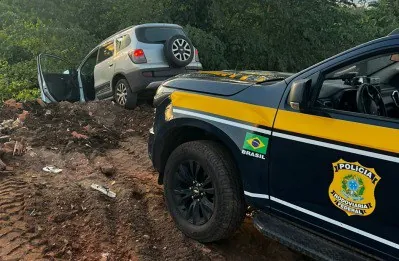 FLAGRANTE EM RO - PRF persegue veículo, e prende cidadão com mais de 100 quilos de drogas
