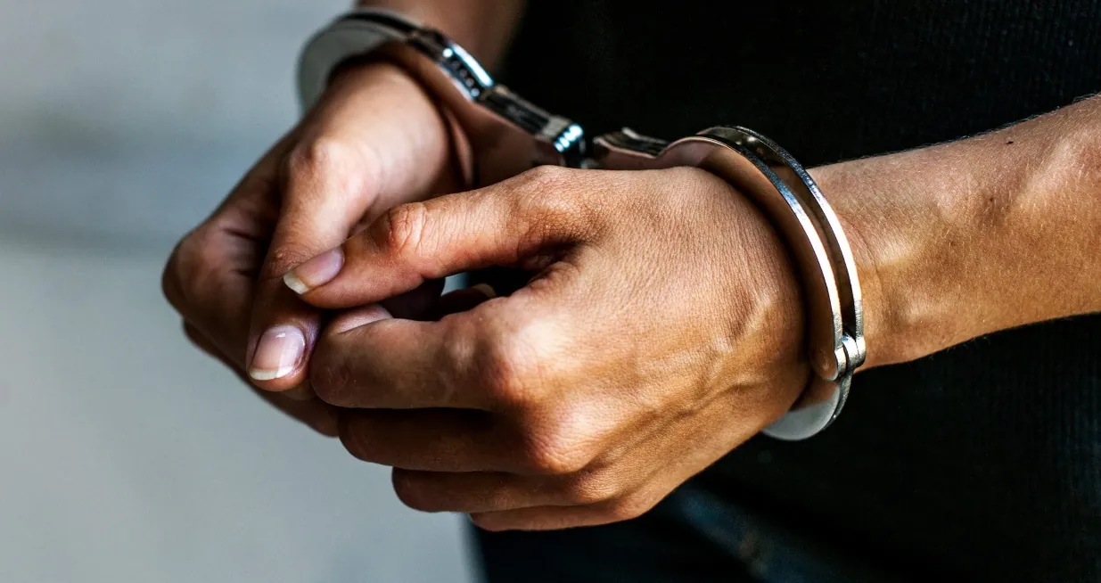 DEU MOLEZA, CAIU -  Foragido da Justiça é recapturado pela Polícia Militar no terminal rodoviário de Ji-Paraná, RO
