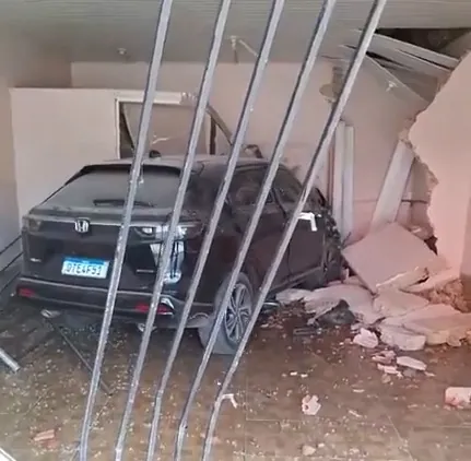 NA CAPITAL - Carro invade ponto comercial após motorista perder controle em Porto Velho