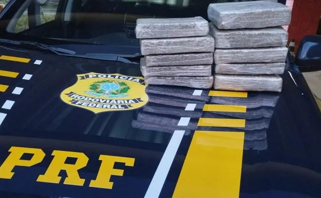 CAIU NA BLITZ - PRF apreende 10 kg de “maconha” e prende mulher em Porto Velho 
