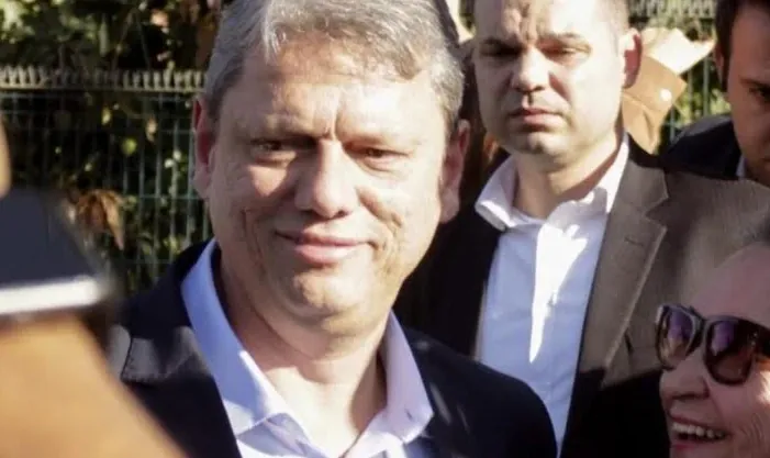 SE LIVRANDO DE FLECHADAS - Tarcísio visita Bolsonaro em Brasília e reafirma: “não sou candidato ao Planalto”
