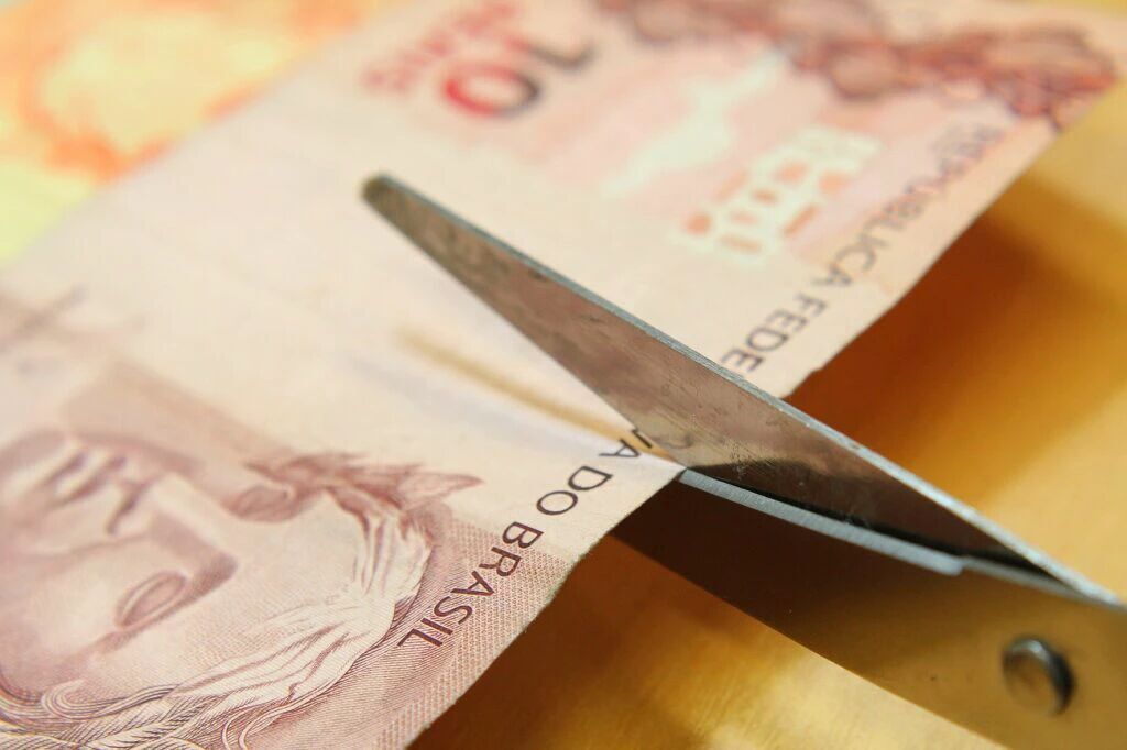 QUEM AGUENTA, VOCÊ? - Juros do cartão de crédito rotativo avançam e vão a 451,5% ao ano

