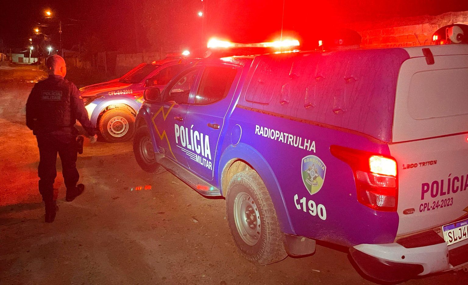 JI-PARANÁ – POLÍCIA MILITAR DESARTICULA PONTO DE VENDA DE DROGAS E PRENDE SUSPEITOS
