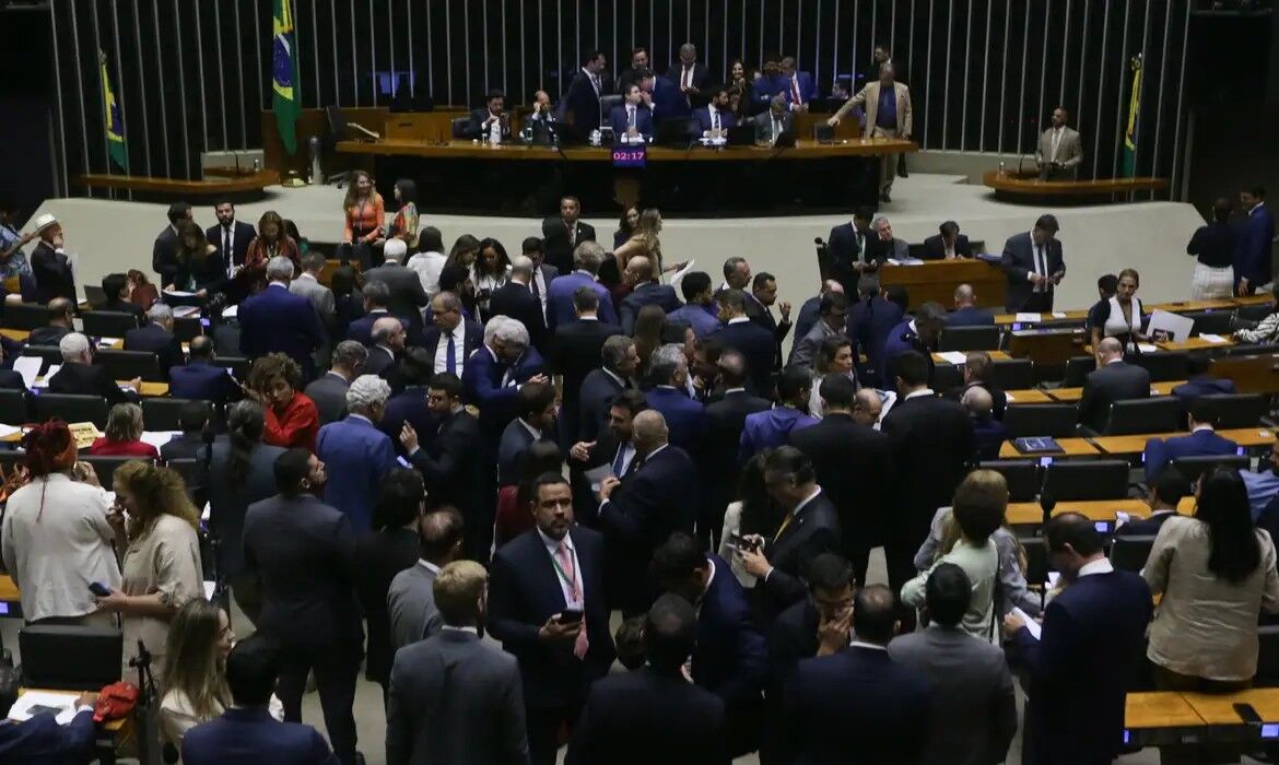 IMPOSTO DE RENDA - Câmara aprova isenção de Imposto de Renda para quem ganha até R$ 5 mil; projeto vai ao Senado