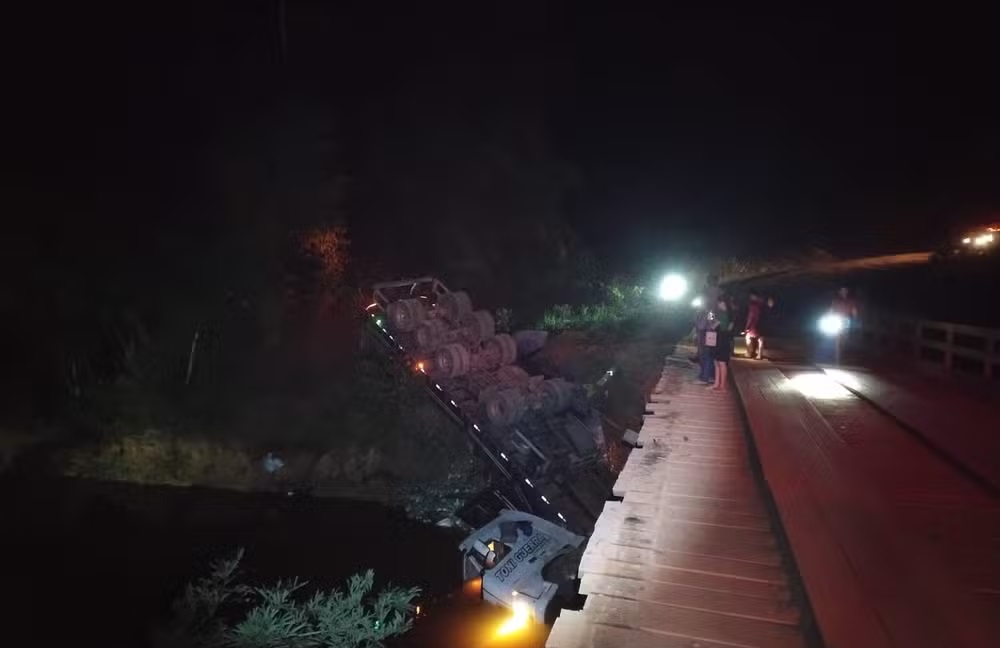 Motorista cai de ponte com caminhão e é encontrado morto em distrito de Porto Velho

